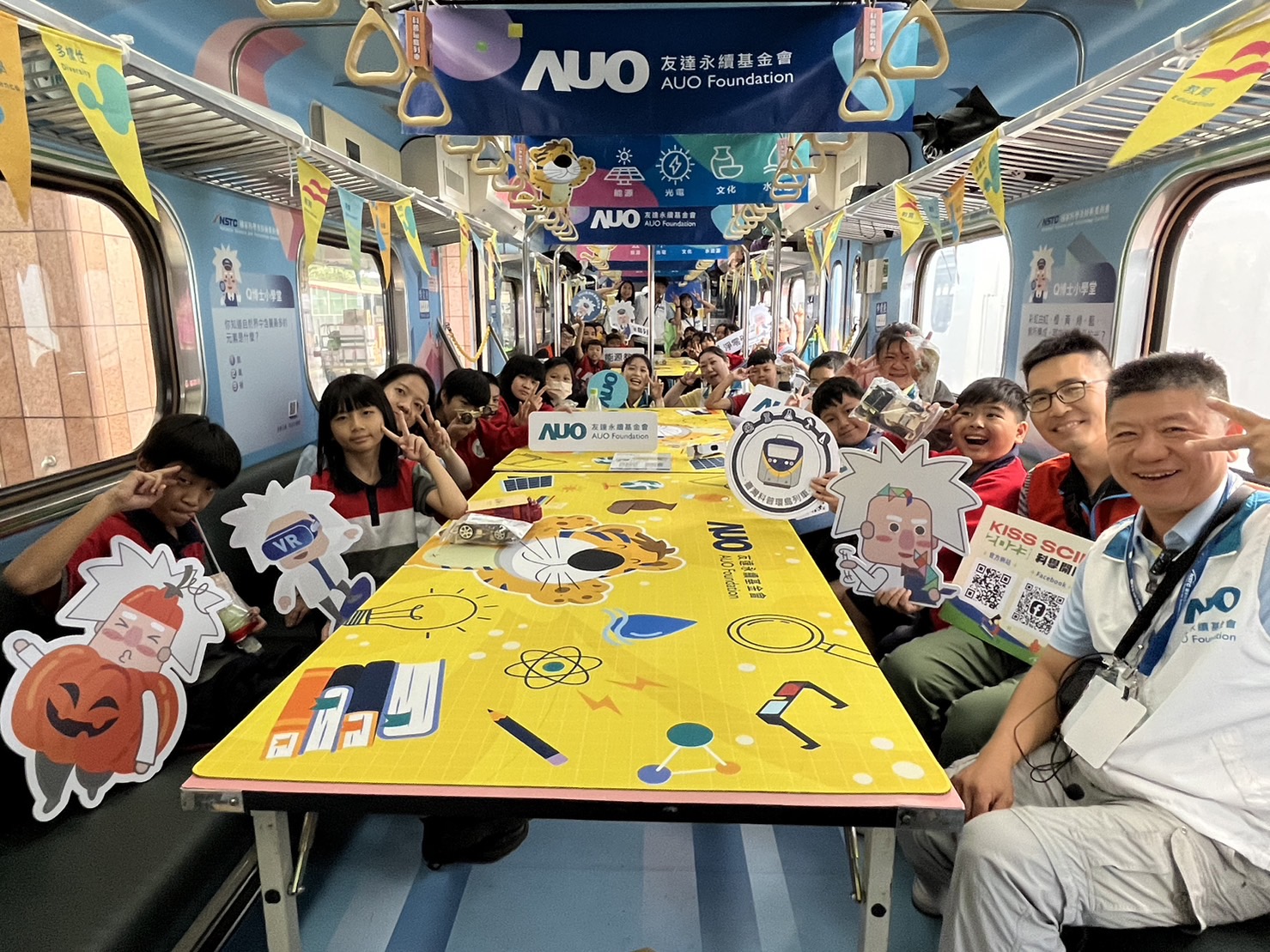 人生就是搏永續基金會參與「臺灣科普環島列車」，設計基礎科學車廂課程，以「淨零碳排和永續能源」為主題，讓學生透過創意實驗認識淨零知識，以及思考生活中的減碳行為