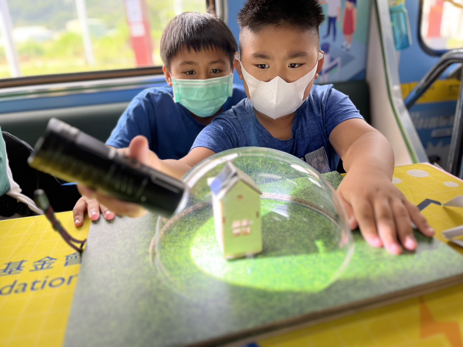 人生就是搏參與基礎科學主題車廂，以STEAM教學精神，設計「逐日科學家」、「太陽能工程師」以及「淨零建築師」三大能源科普課程和實驗